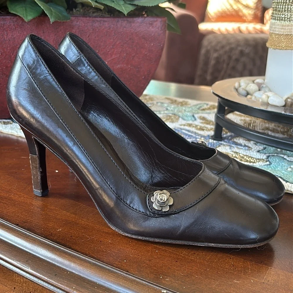 Chanel Black Leather Heels Rounded Toe w/ Floral Metal Logo Accent Made in Italy